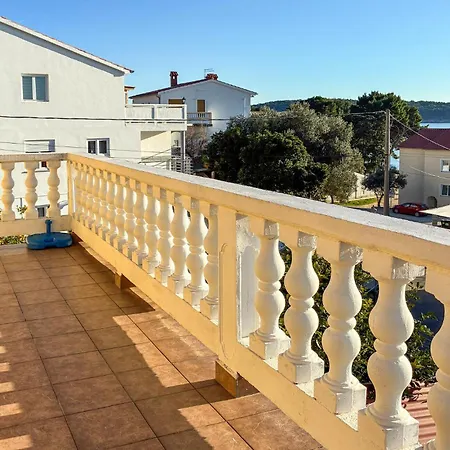 2 Bedroom Pet Friendly In Rab 아파트